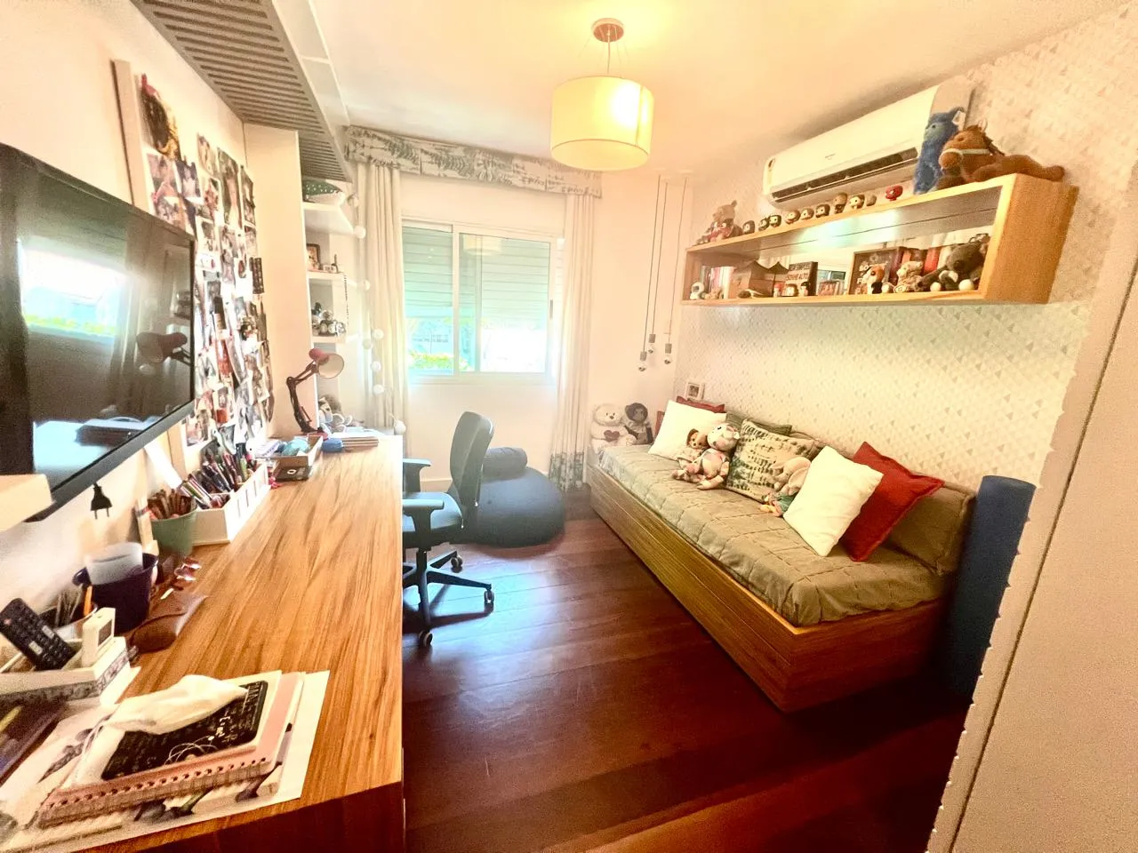 Quarto com sofá-cama e estante
