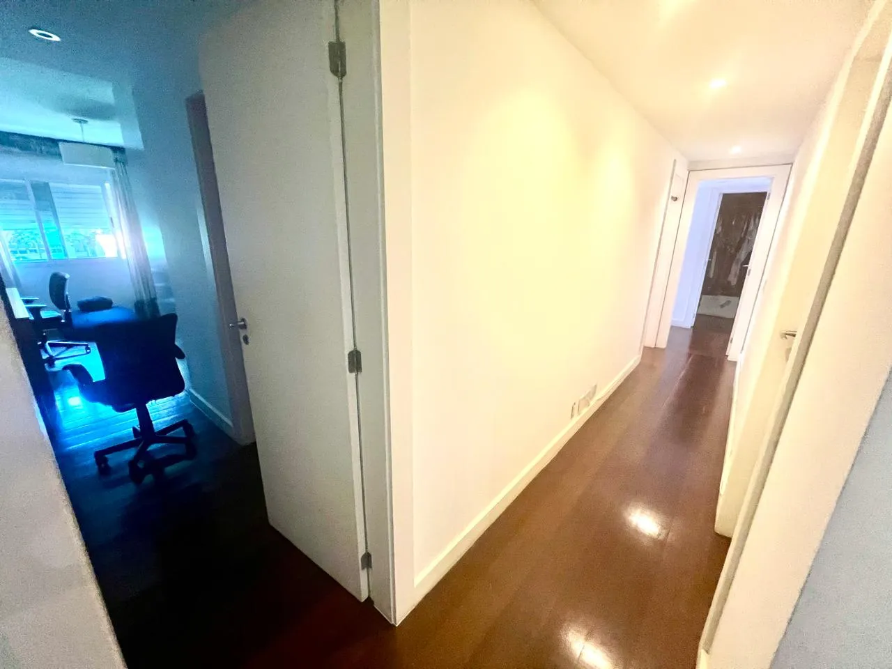 Corredor de acesso aos quartos e closet