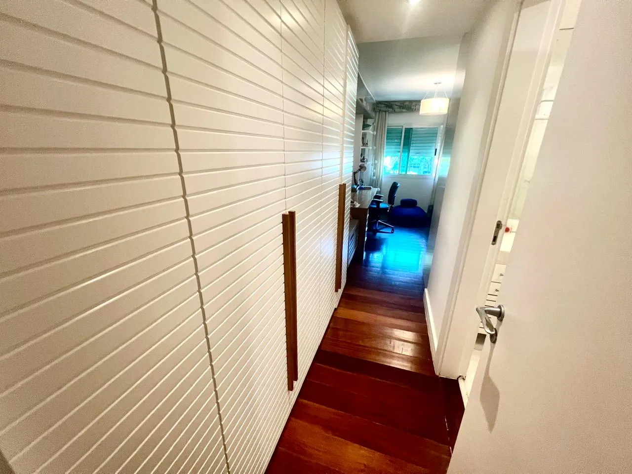 Closet com armários planejados ripados