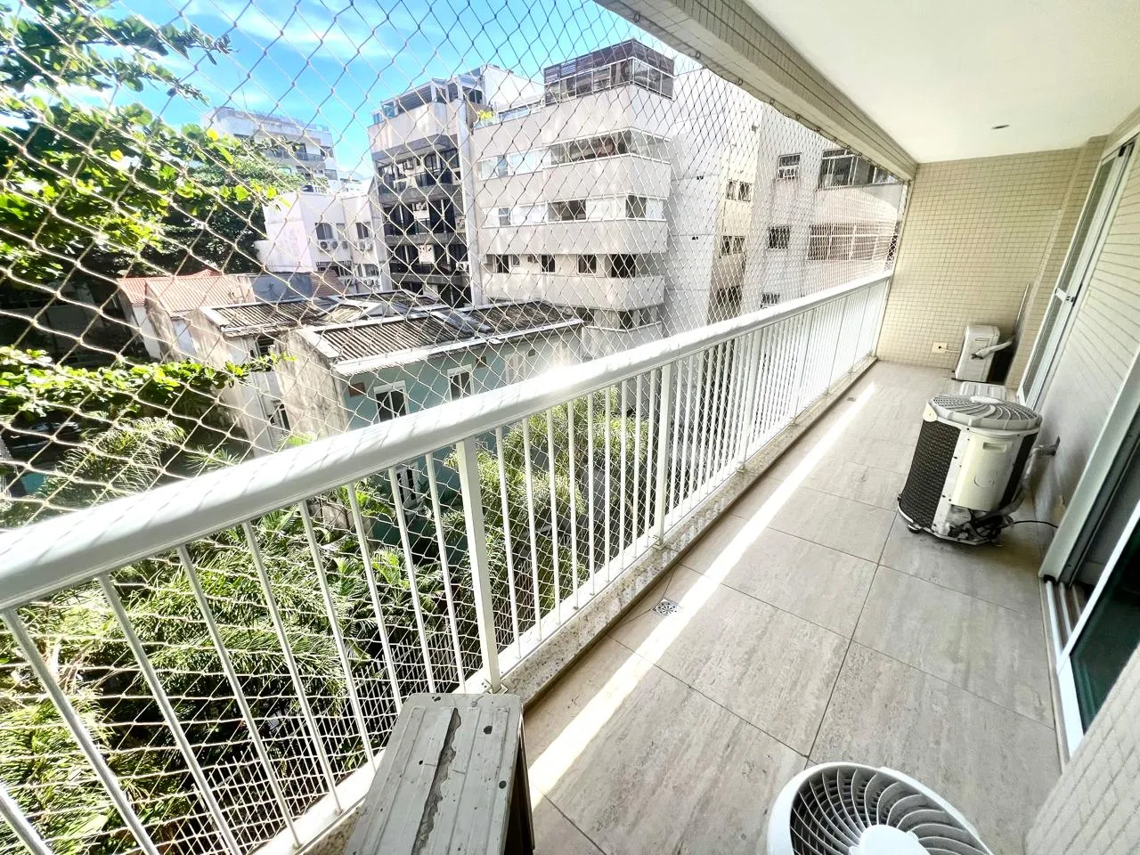 Varanda ampla com vista para a vizinhança