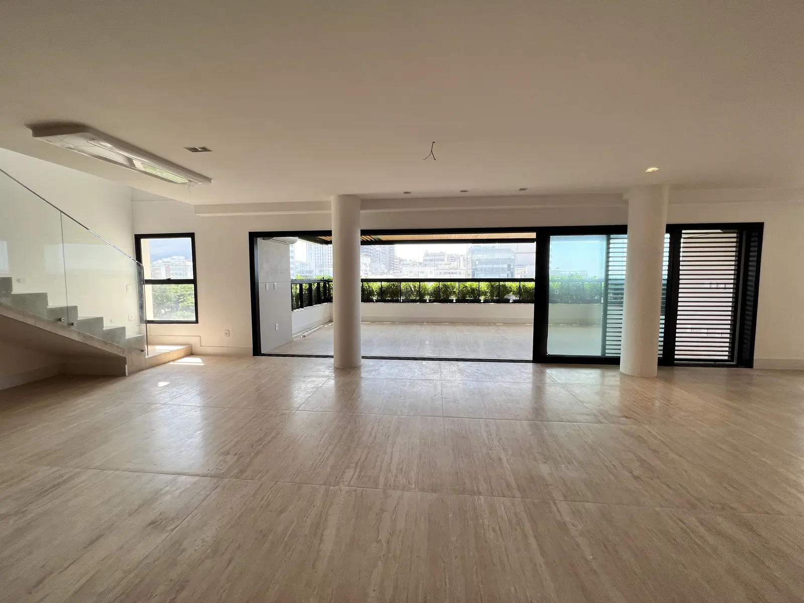 Cobertura triplex na Borges de Medeiros, Leblon, disponível para locação