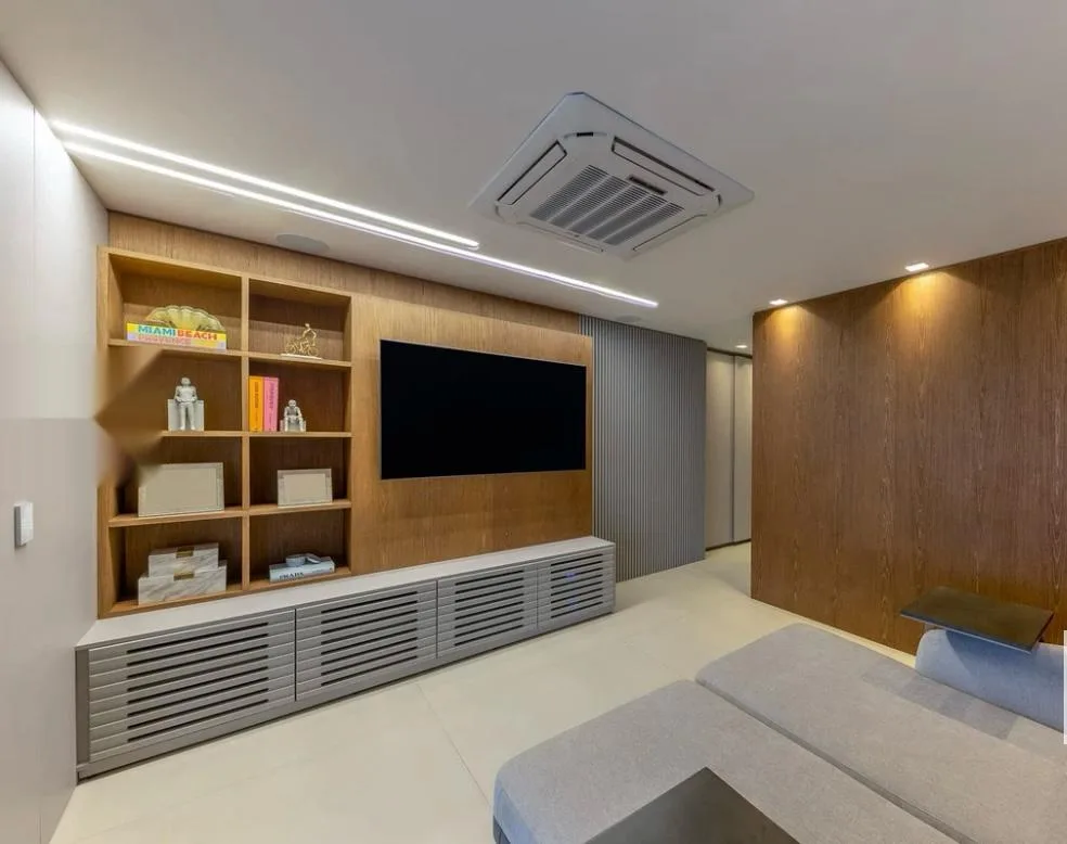 Sala de estar com estante planejada