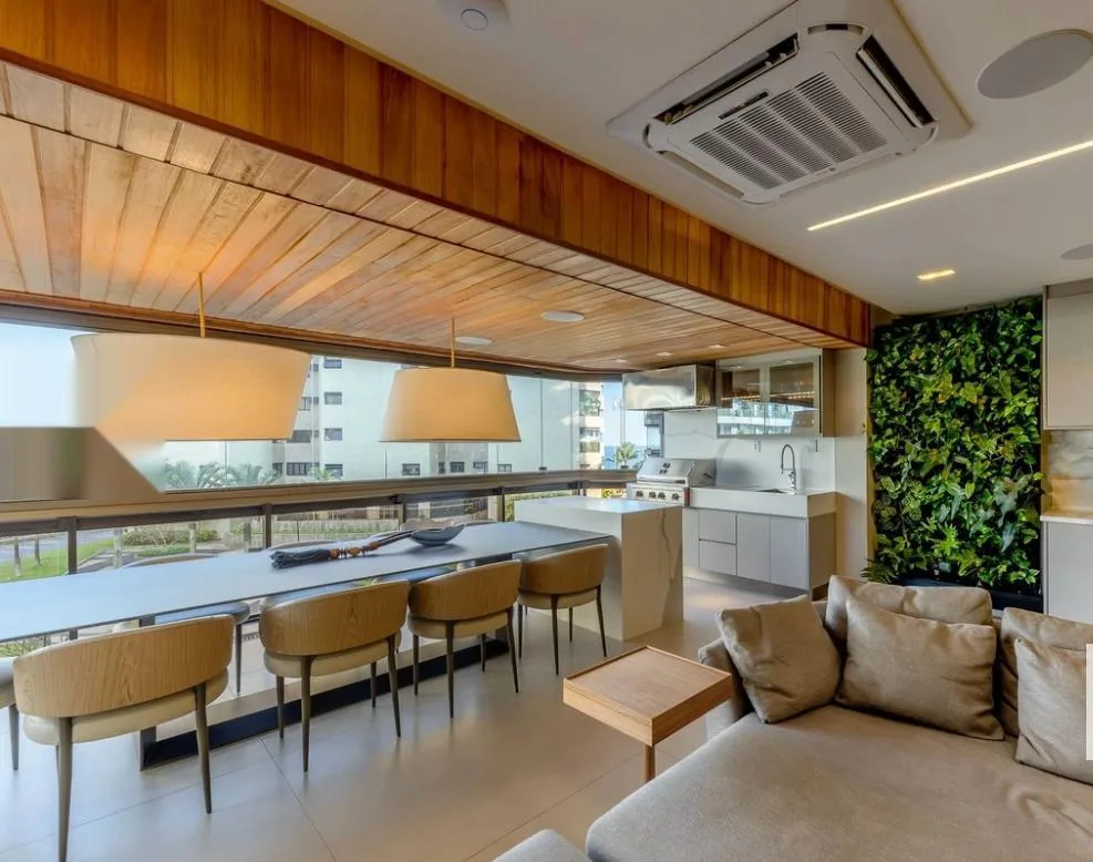 Cozinha com bancada bar e jardim vertical