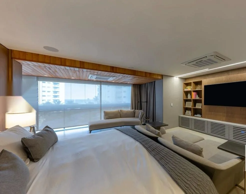 Quarto amplo com TV