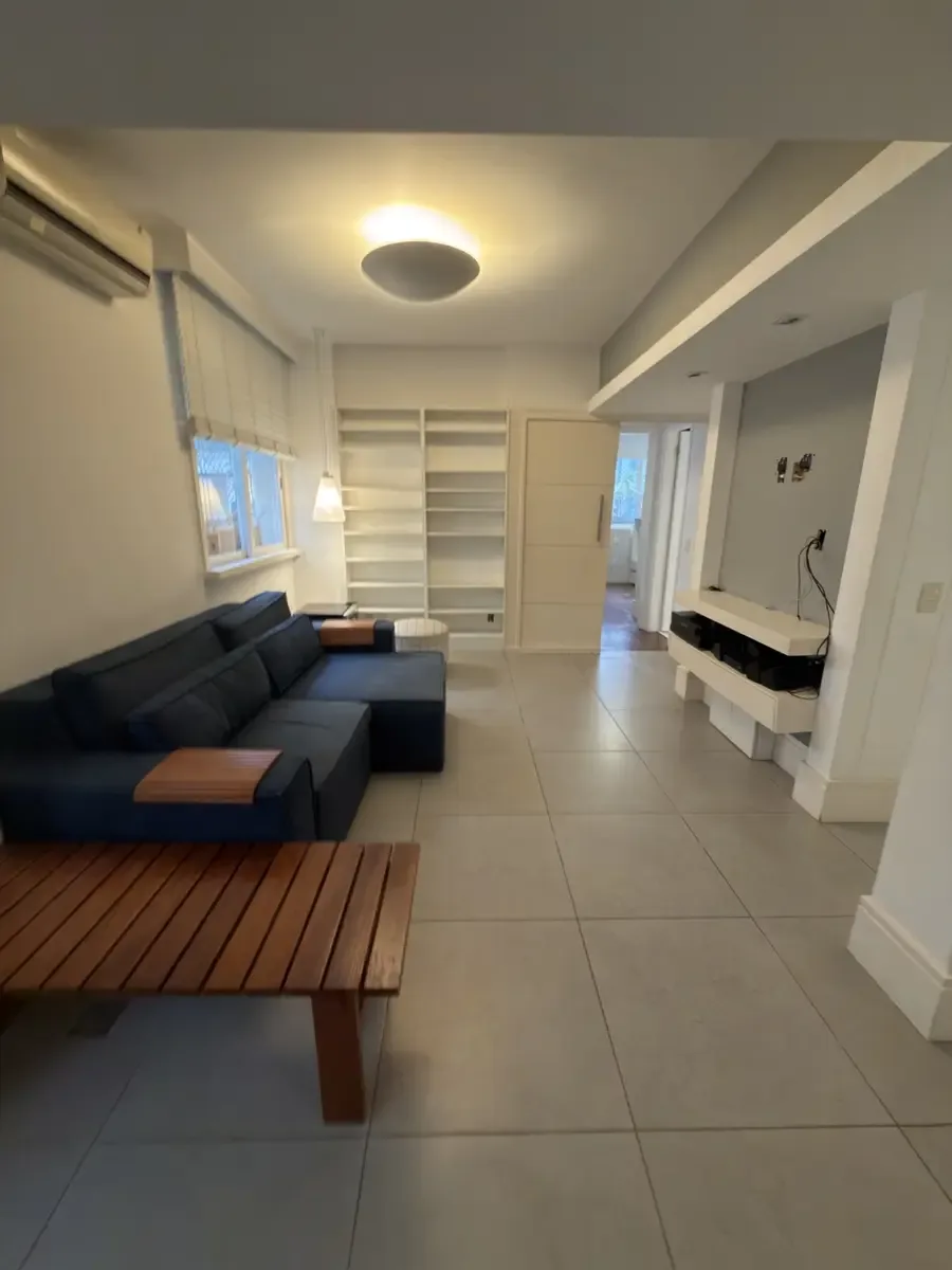 Living reformado com iluminação e marcenaria