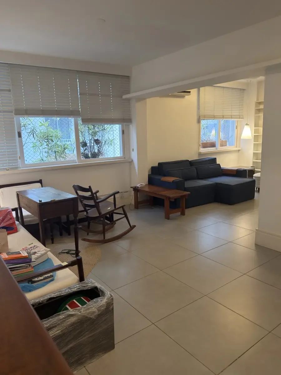 Sala clara com janelas amplas