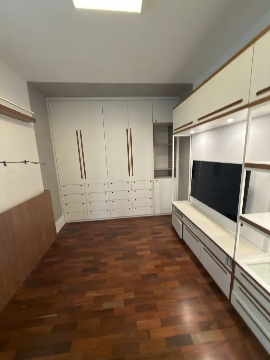 Quarto com armários e piso em madeira