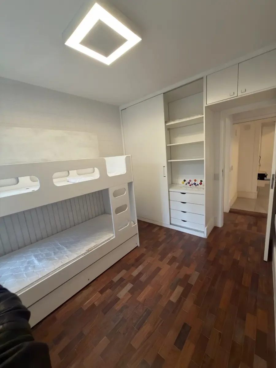 Quarto com beliche e armários
