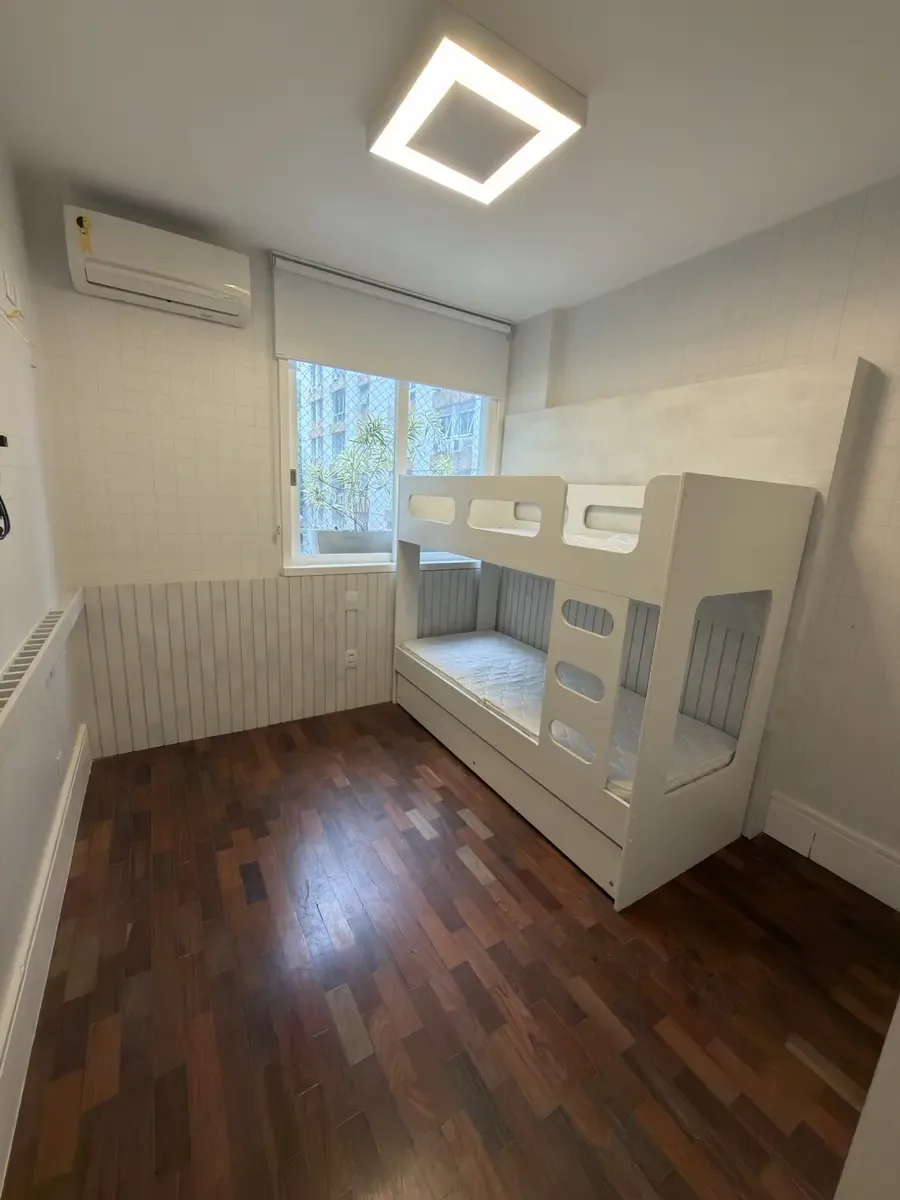Quarto claro com beliche e ar condicionado