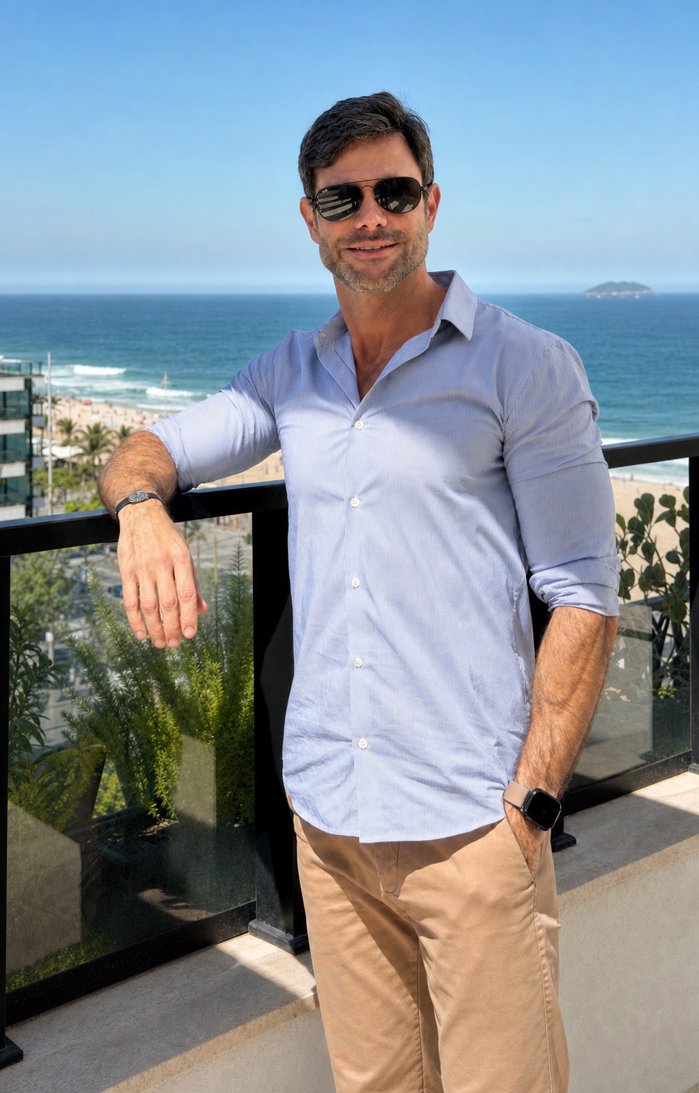 Léo Rudge, real estate broker overlooking the Rio de Janeiro coastline