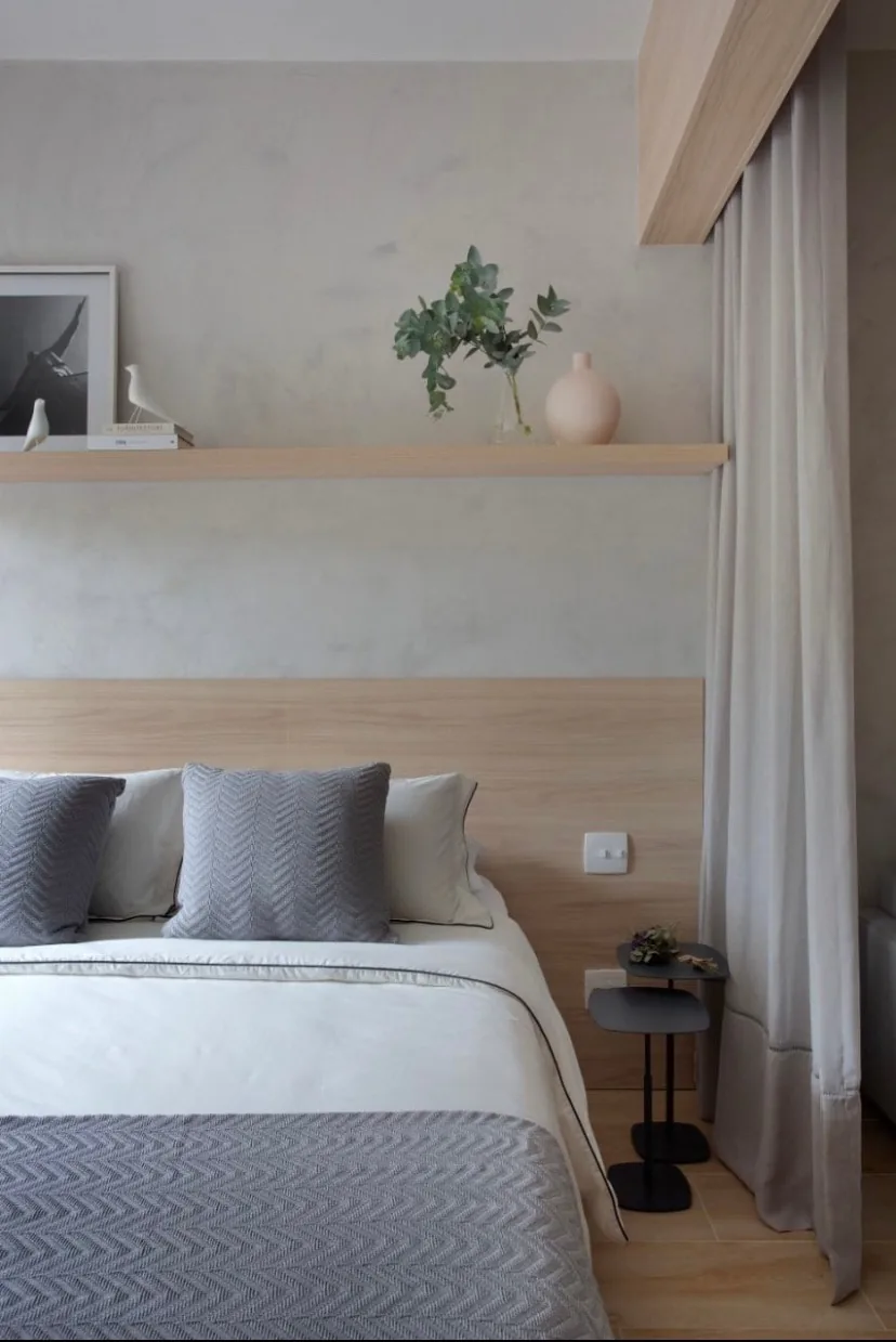 Quarto com cama e cortina de separação