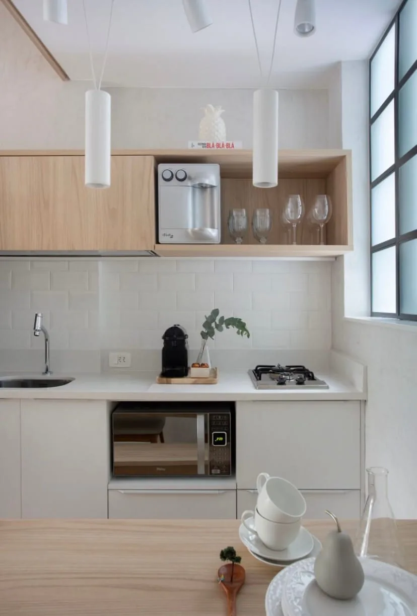 Cozinha com cafeteira, filtro e armário aberto