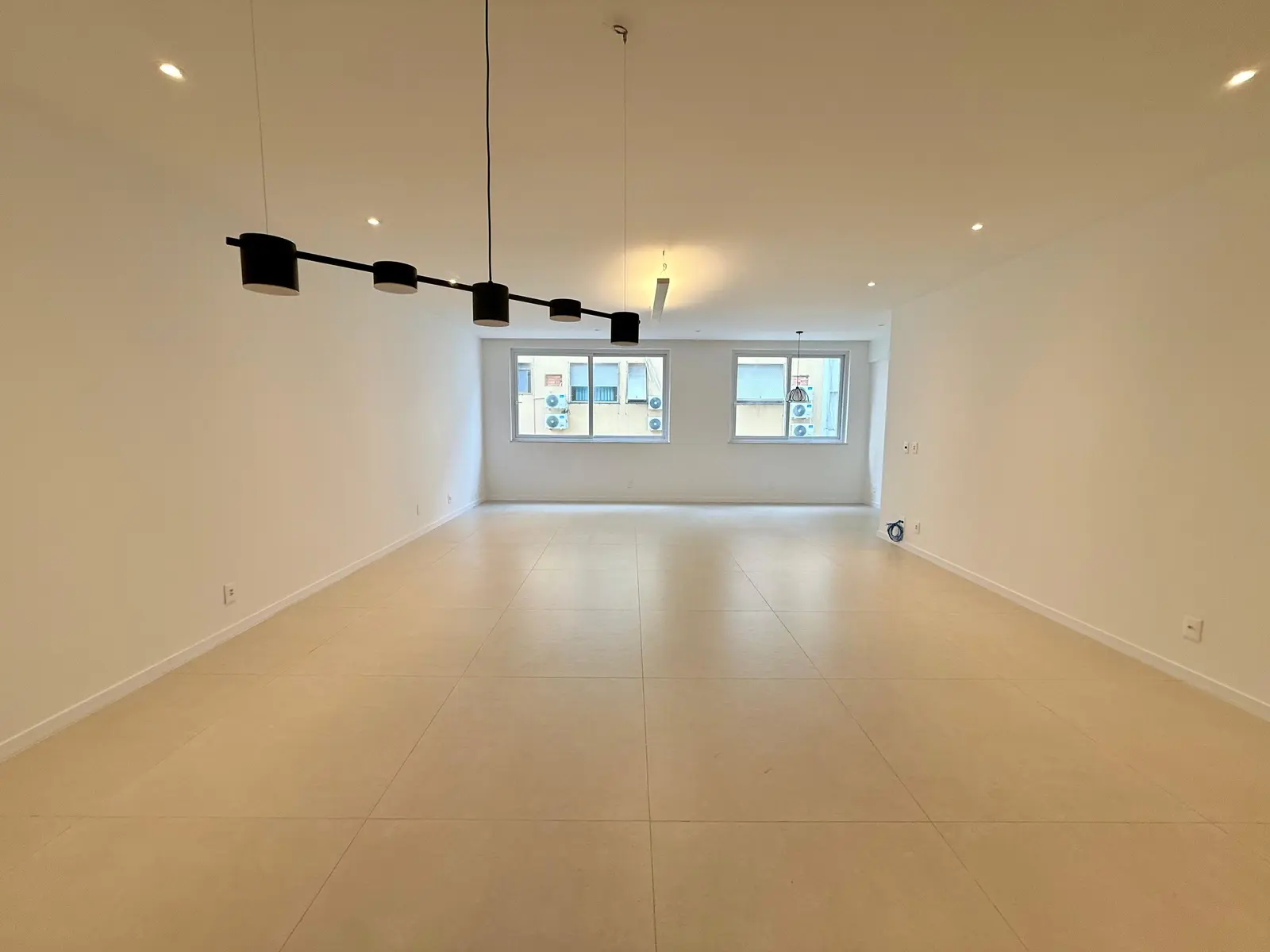 Prudente de Morais, 180 m² no coração de Ipanema — sala ampla