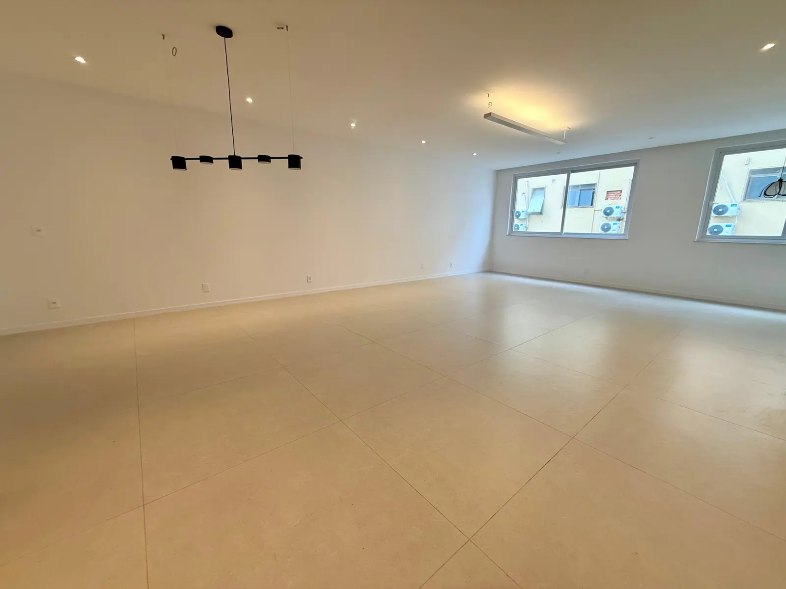 Prudente de Morais, 180 m² no coração de Ipanema — sala ampla