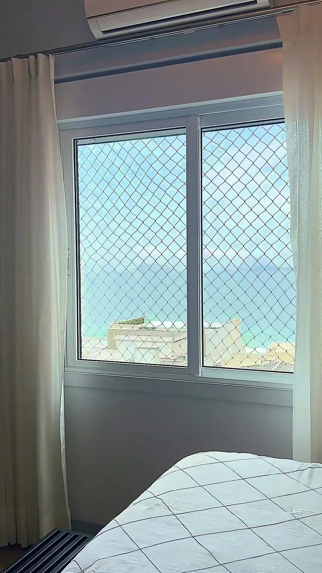 Janela da suíte com vista para o mar