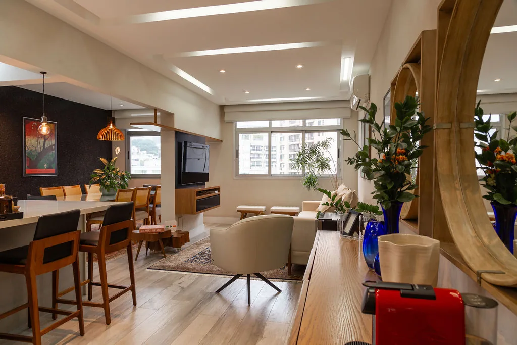 Sala de estar e jantar amplas com cozinha aberta