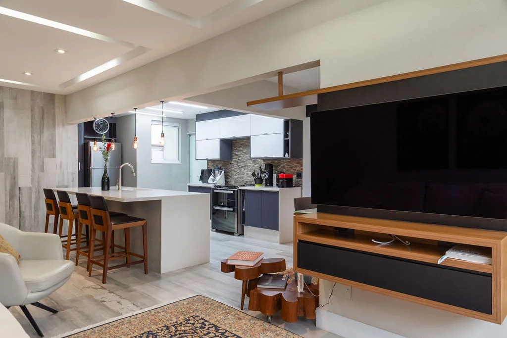 Sala de TV com cozinha ao fundo