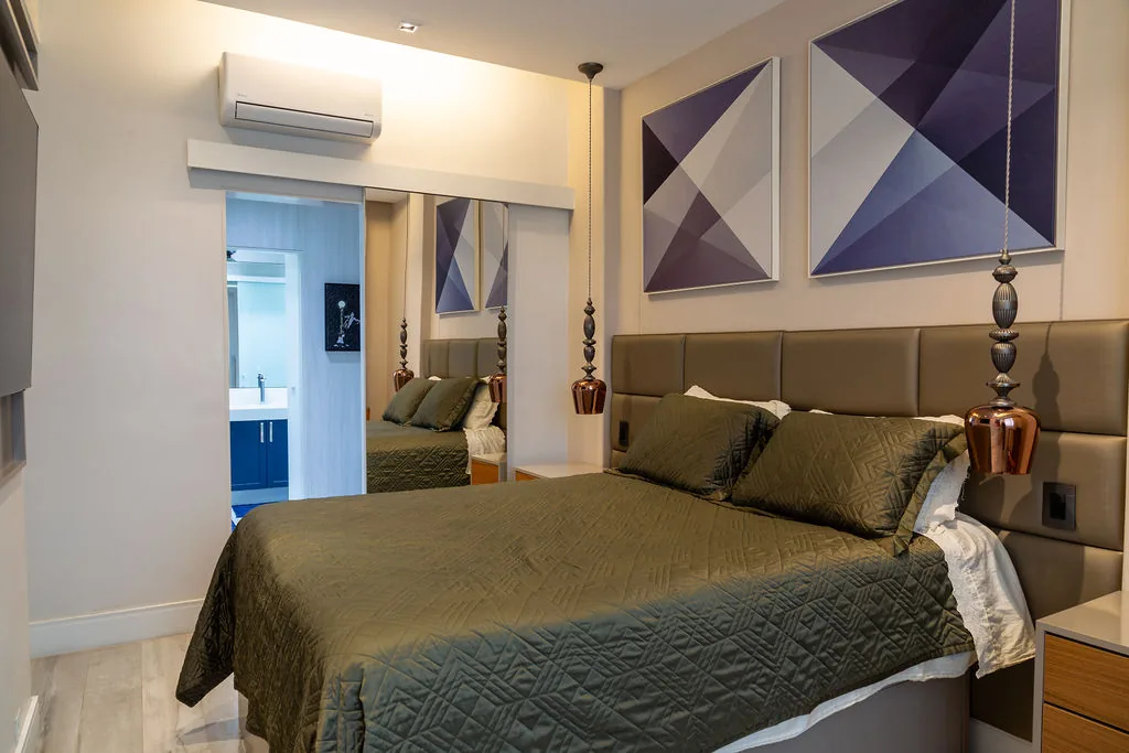 Suíte com cama de casal e ar-condicionado