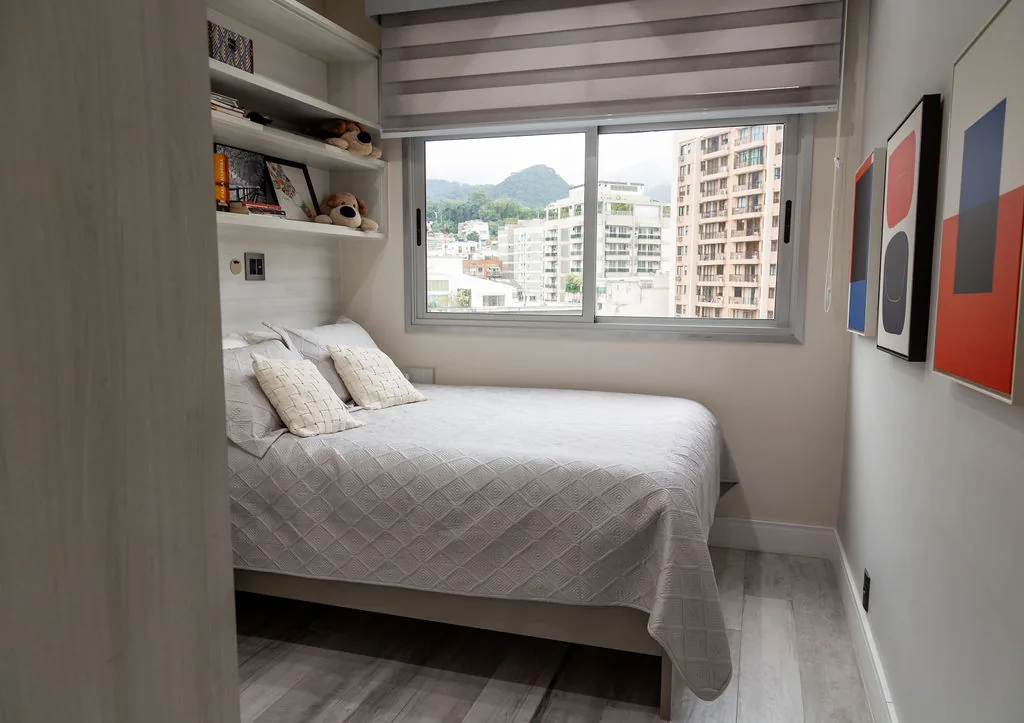 Quarto com cama de casal e janela