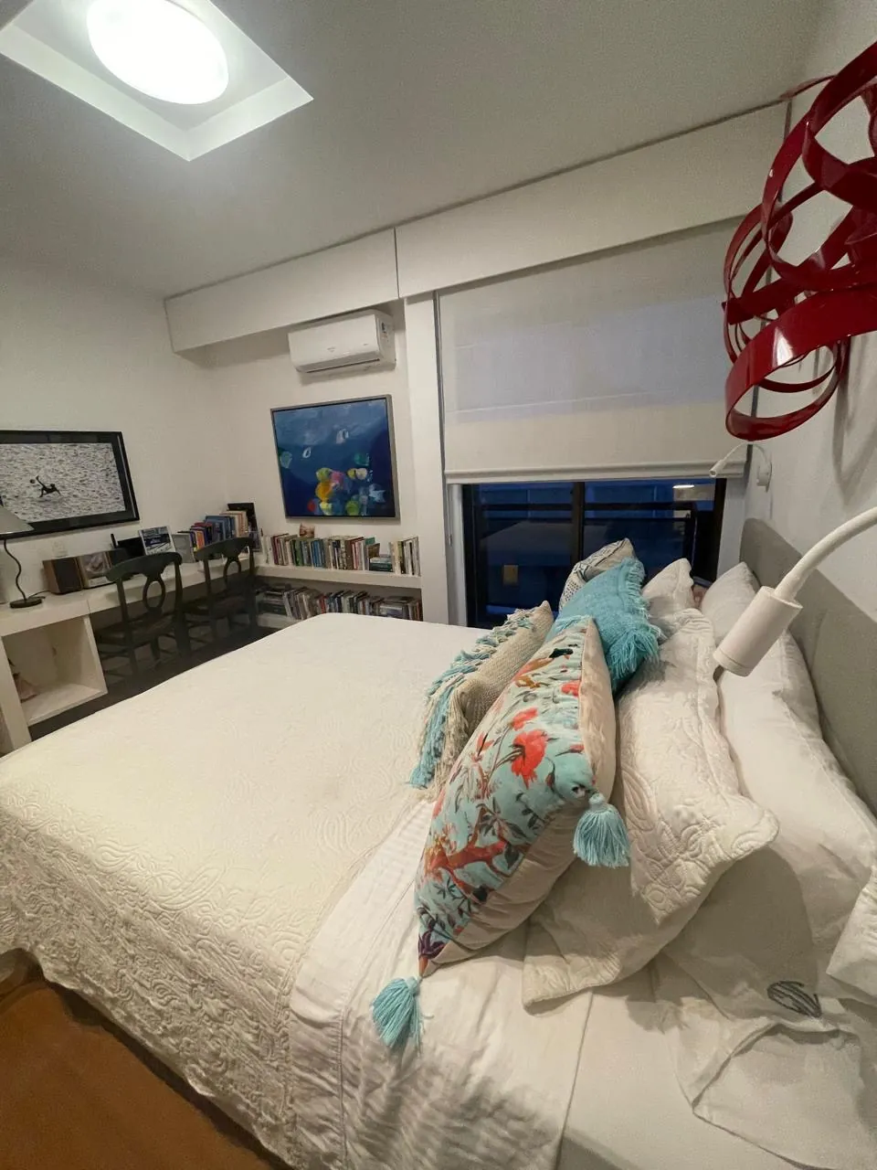 Suíte com cama de casal e cantinho de leitura
