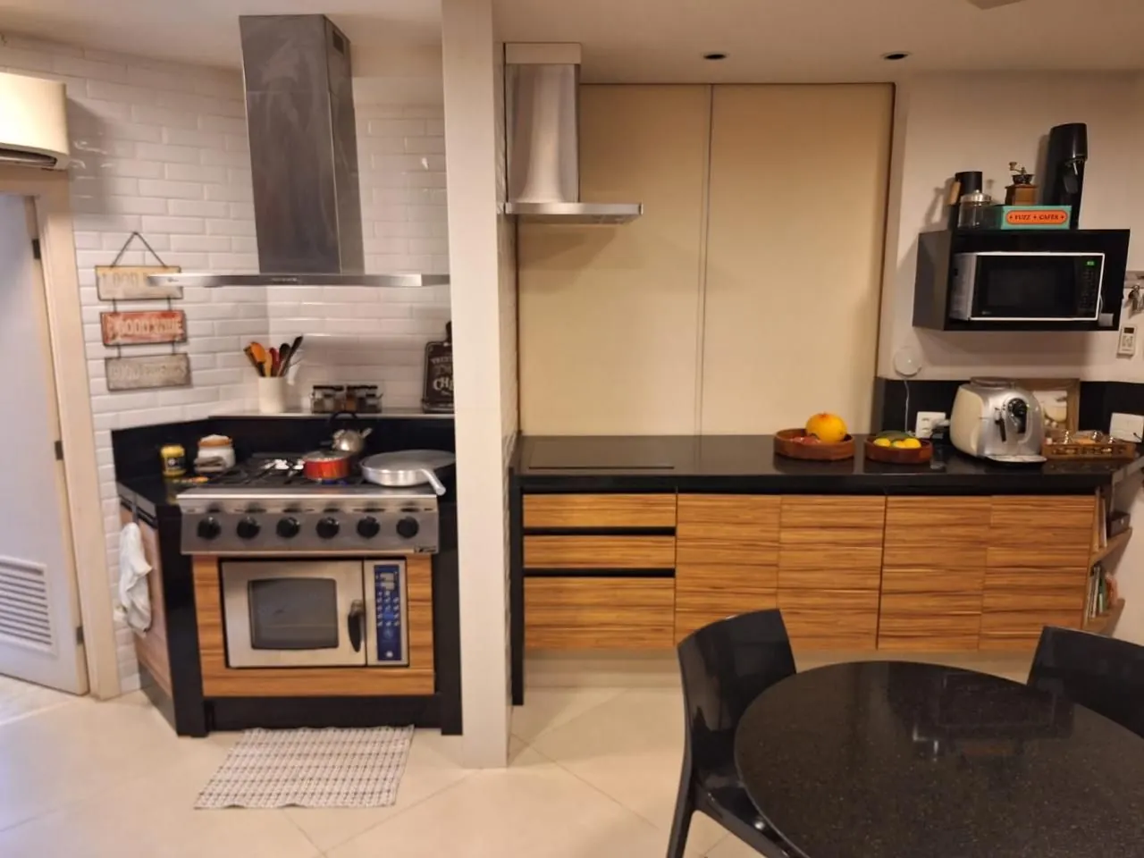 Cozinha com cooktop e bancada em granito