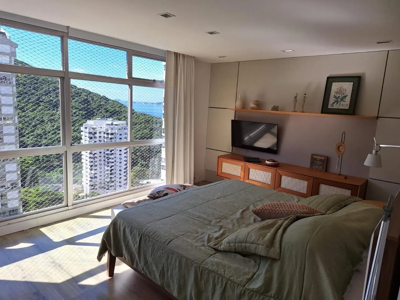 Suíte principal com vista para o verde
