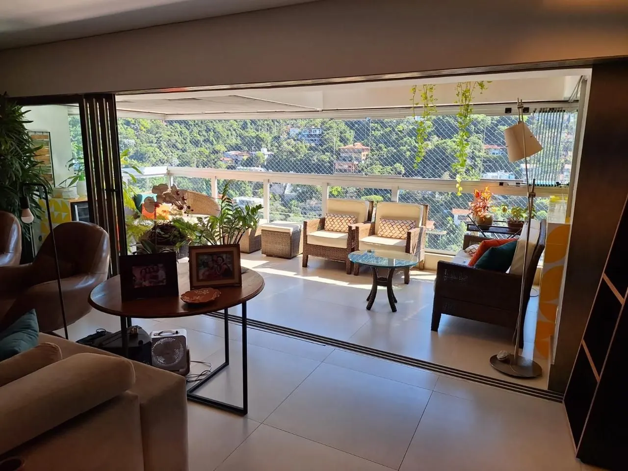 Living aberto para a varanda envidraçada
