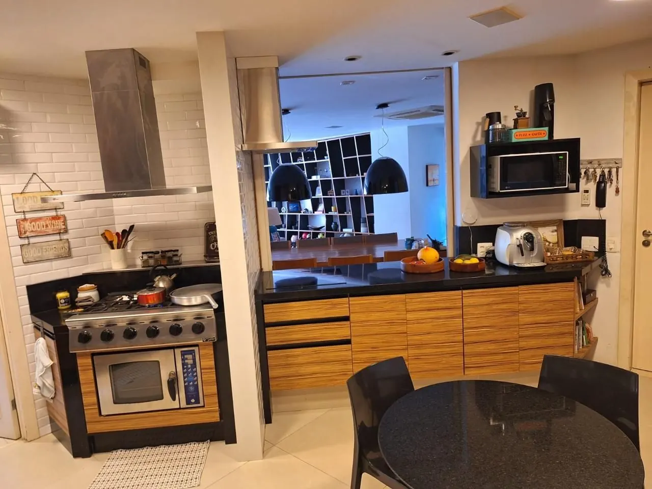 Cozinha planejada com fogão profissional