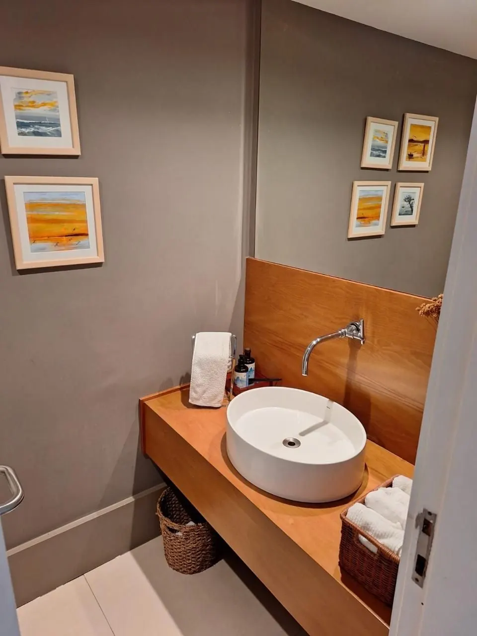 Lavabo com marcenaria em madeira