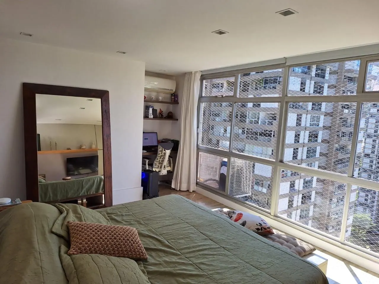 Suíte principal em andar alto, com janelões e vista