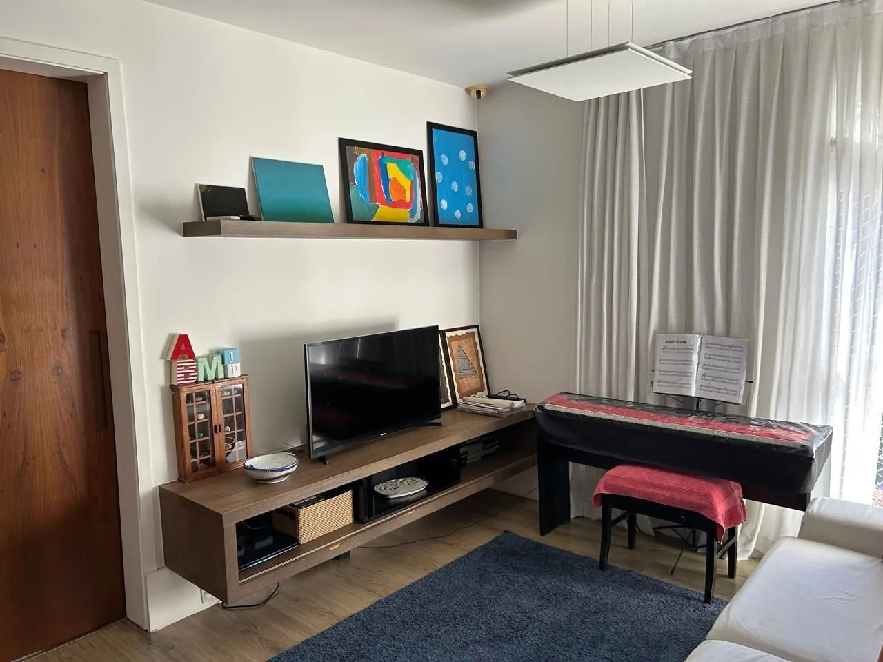 Quarto com espaço de estar