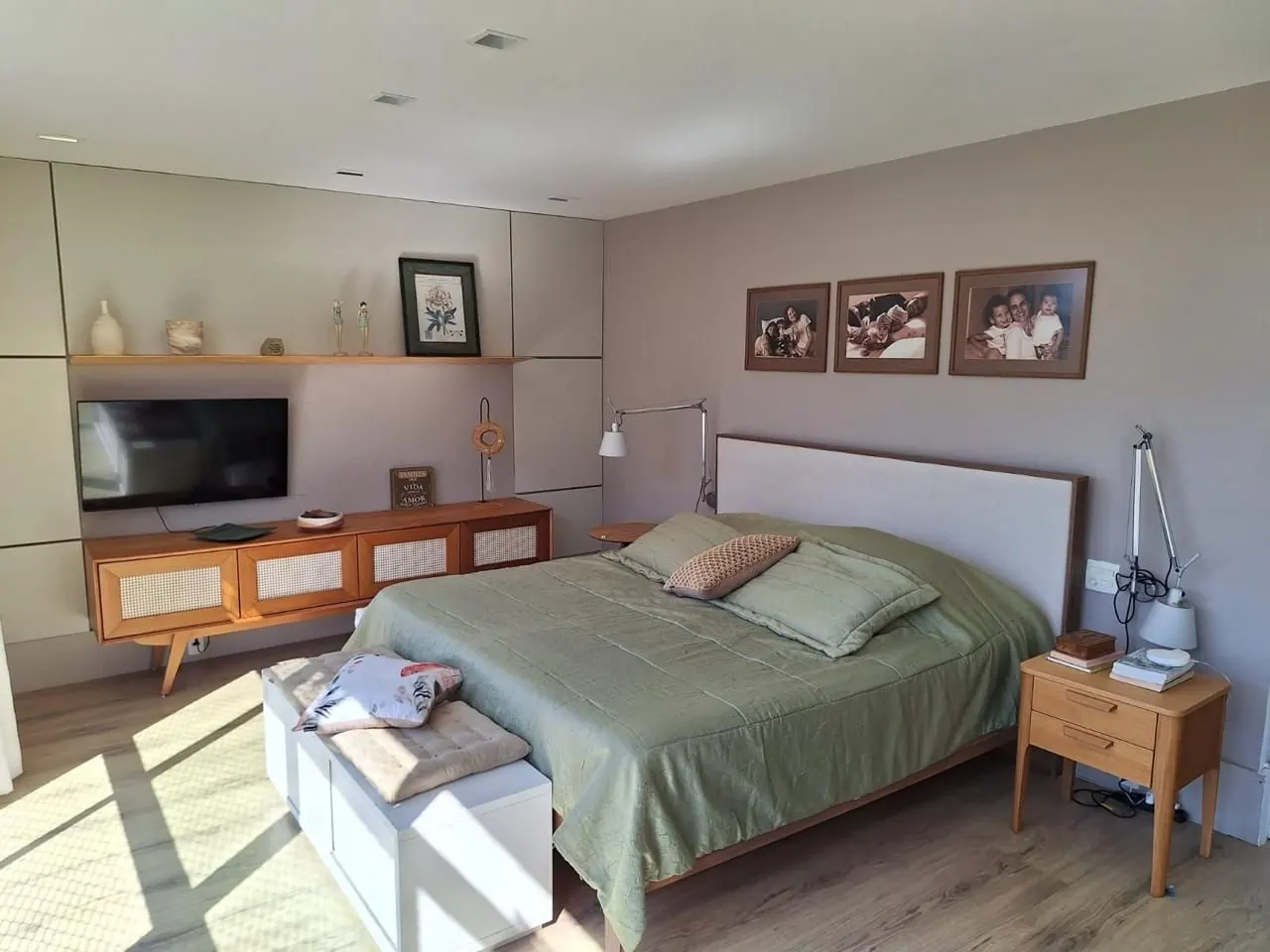 Quarto amplo com marcenaria planejada