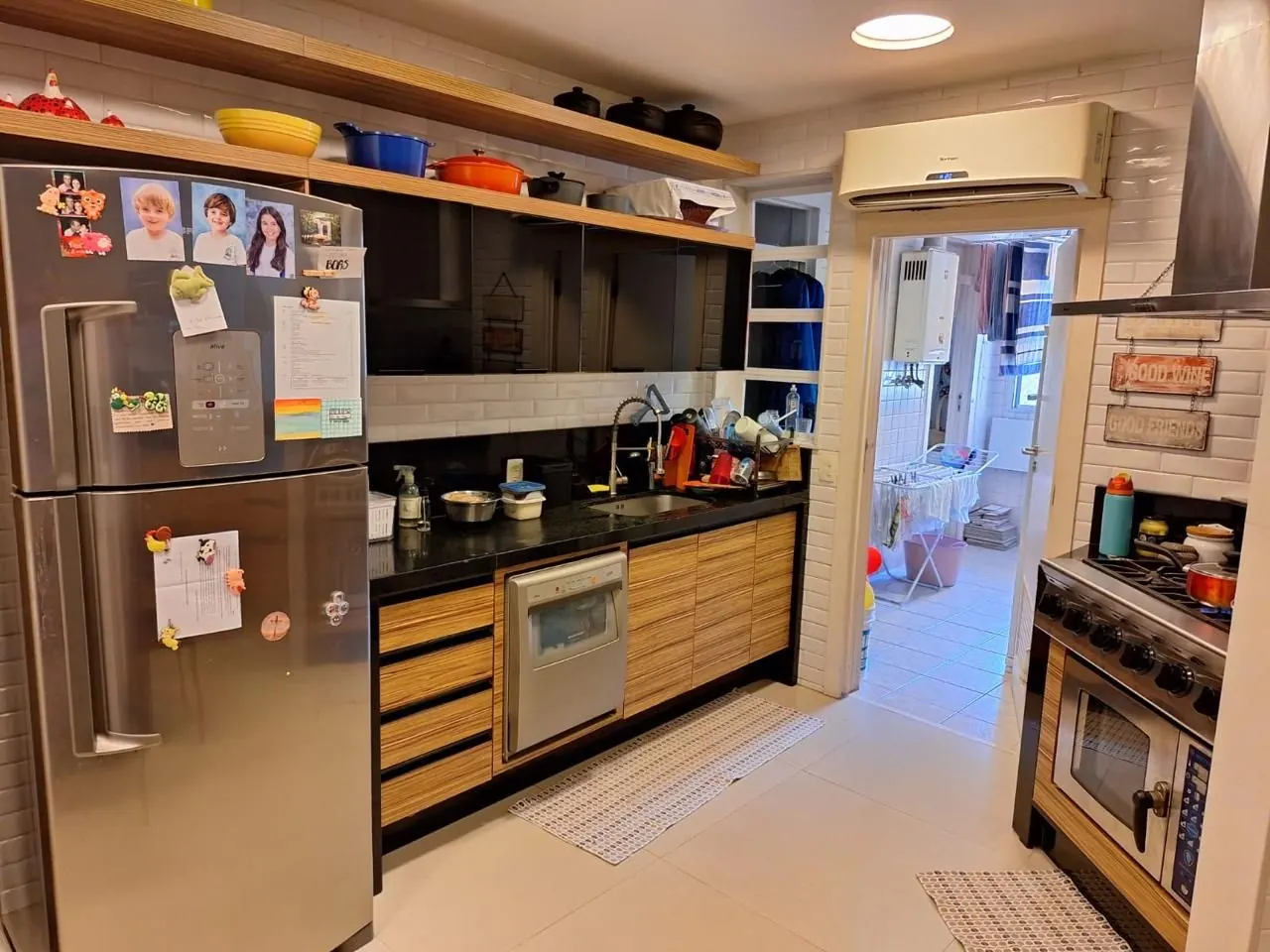 Cozinha com acesso à área de serviço