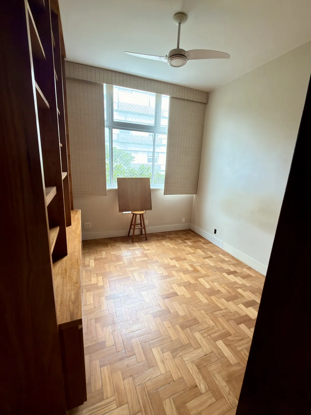 Quarto com marcenaria em madeira maciça