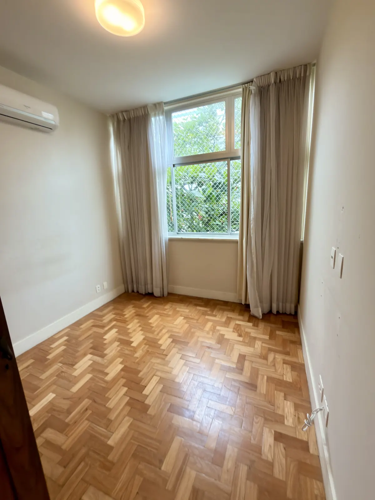 Quarto com ar-condicionado e armário