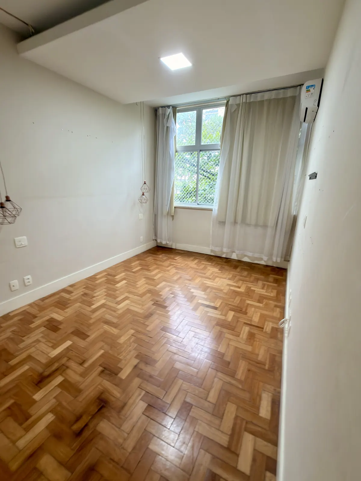 Quarto amplo com janela e cortina