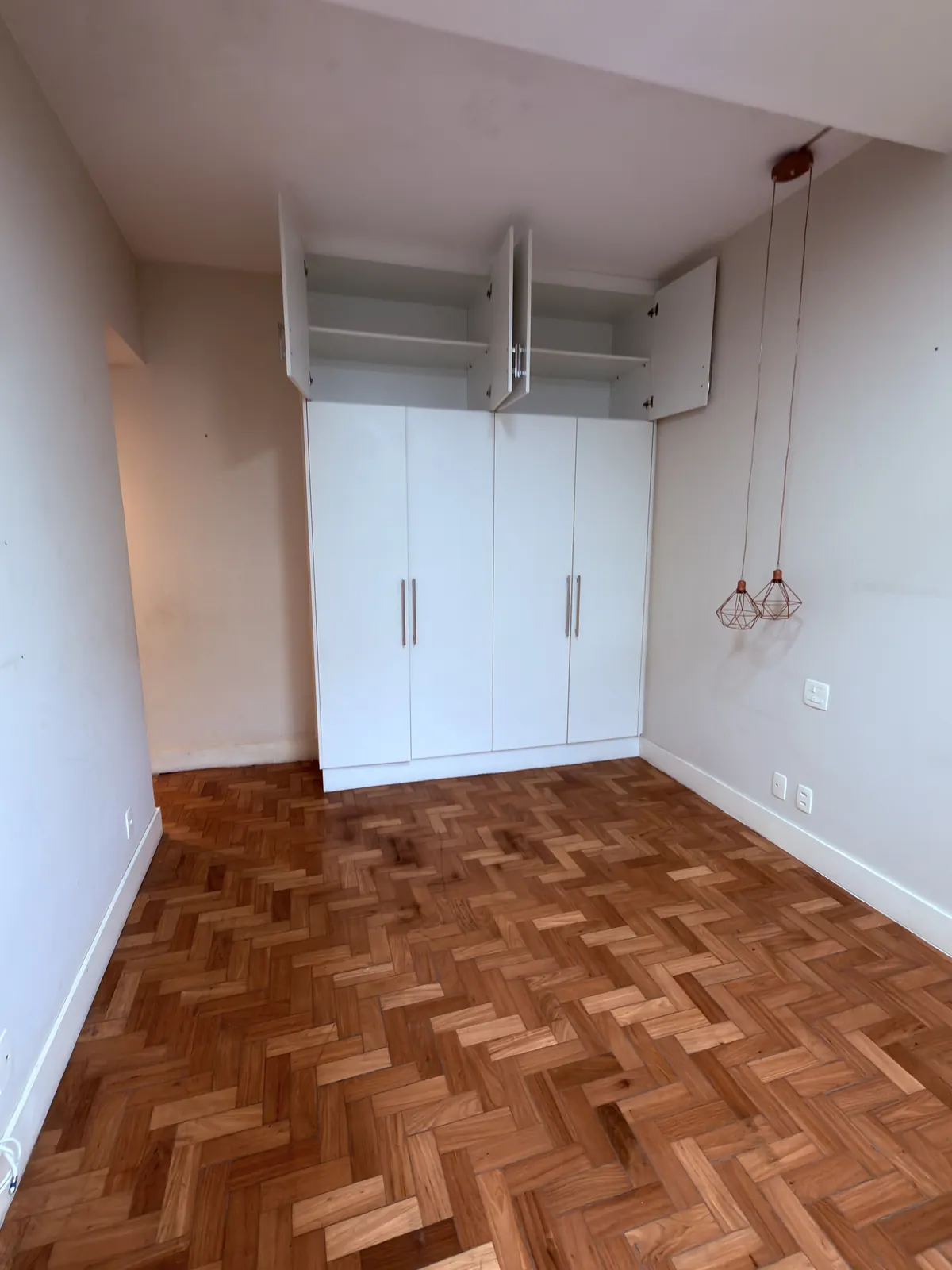 Quarto com armário planejado branco
