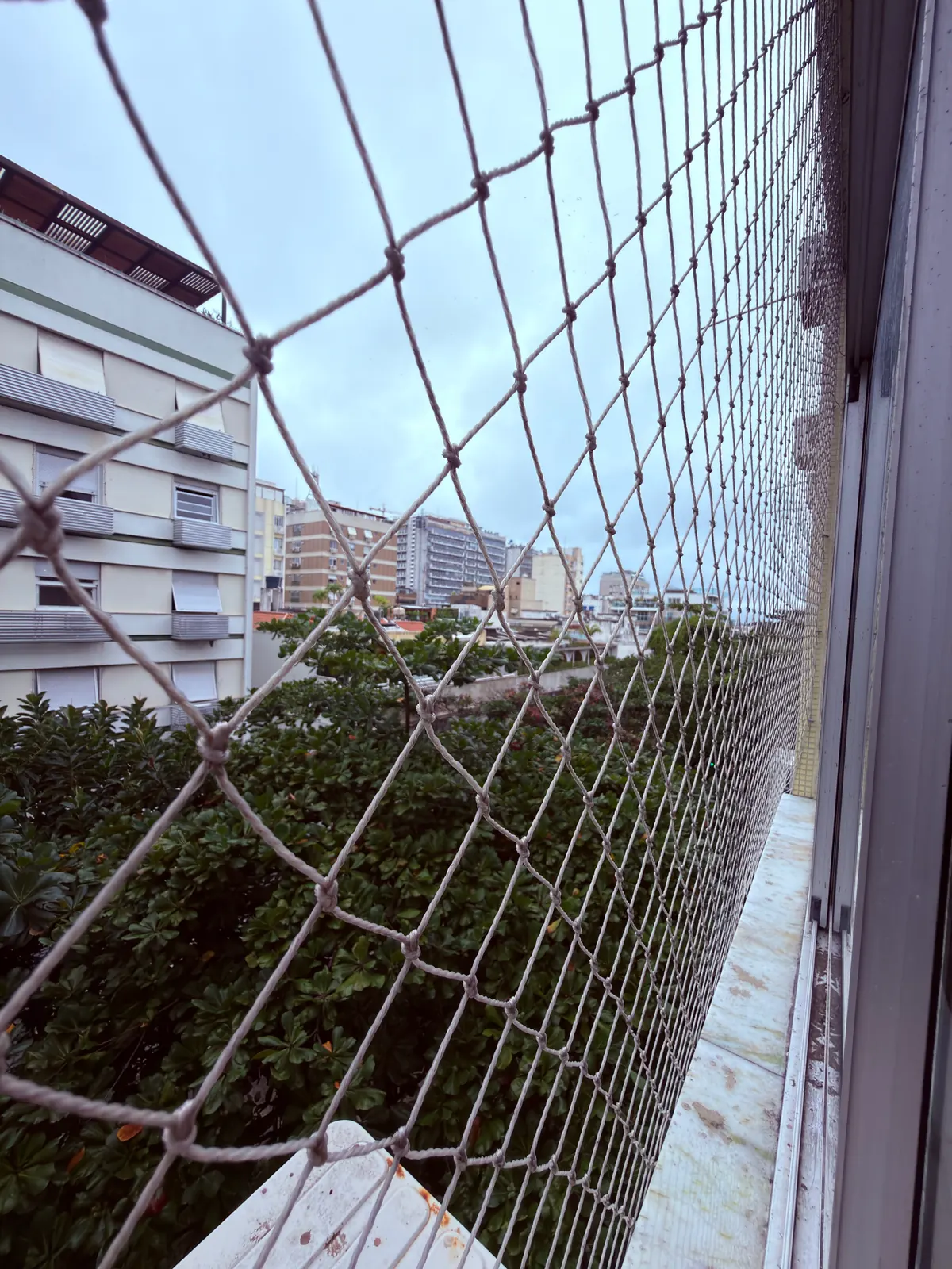 Vista da janela para o miolo verde da quadra