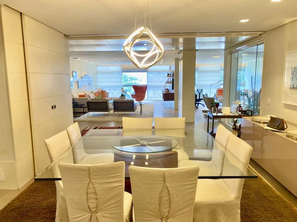 Sala de jantar com mesa de vidro