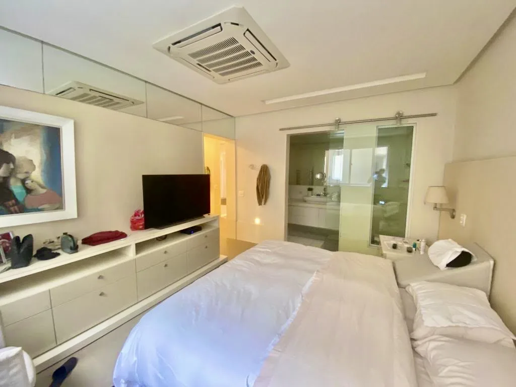 Suíte principal com TV e banheiro integrado