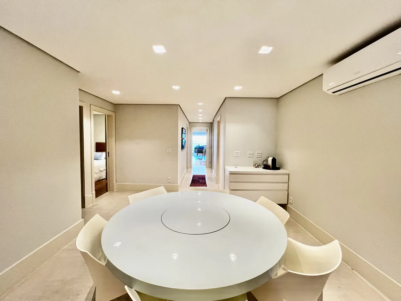 Sala de jantar com vista para o mar ao fundo