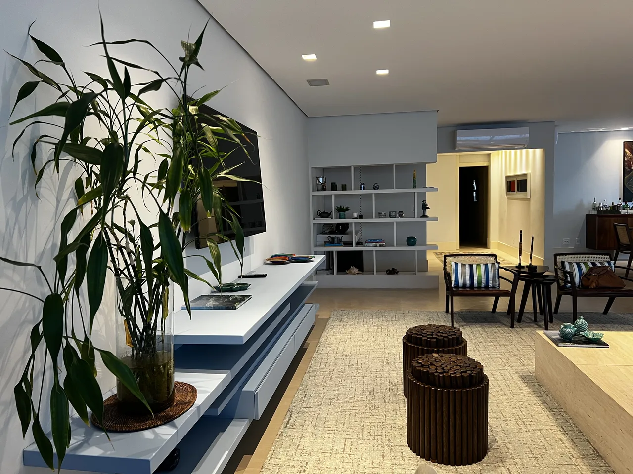 Sala de estar com estante planejada