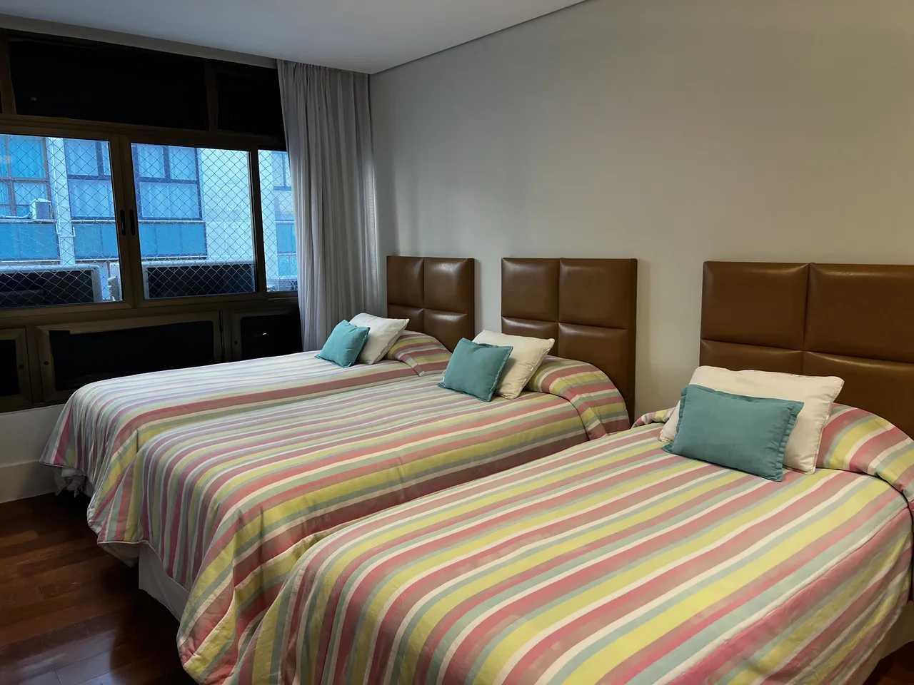 Quarto com camas de solteiro