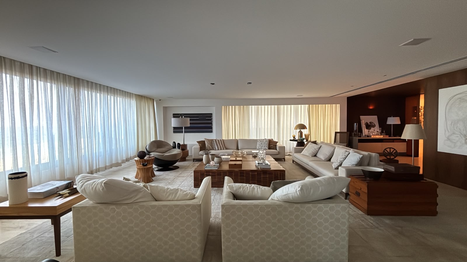 Sala ampla, vista geral